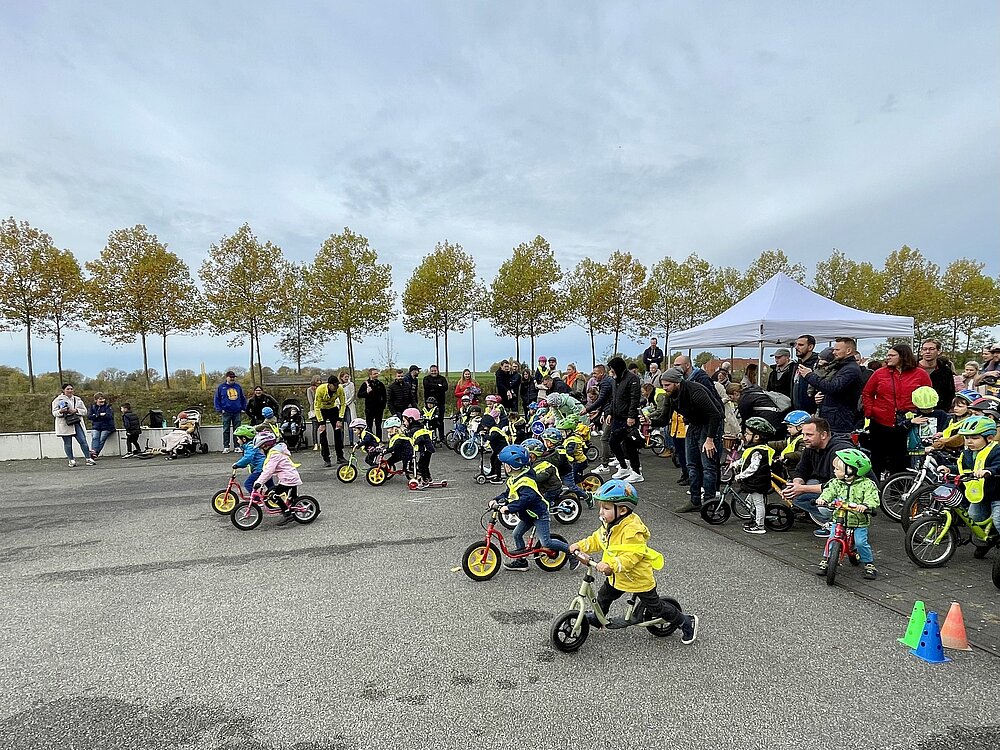 Foto: kleine Kinder auf Fahrrädern