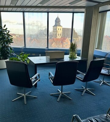 Foto: Tisch mit Stühlen im Rathaus