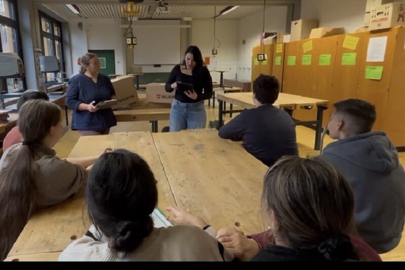 Berufsorientierung: Schülerinnen und Schüler verschönern Overbergschule