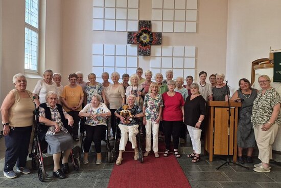Foto: Gruppenbild in einer Kirche