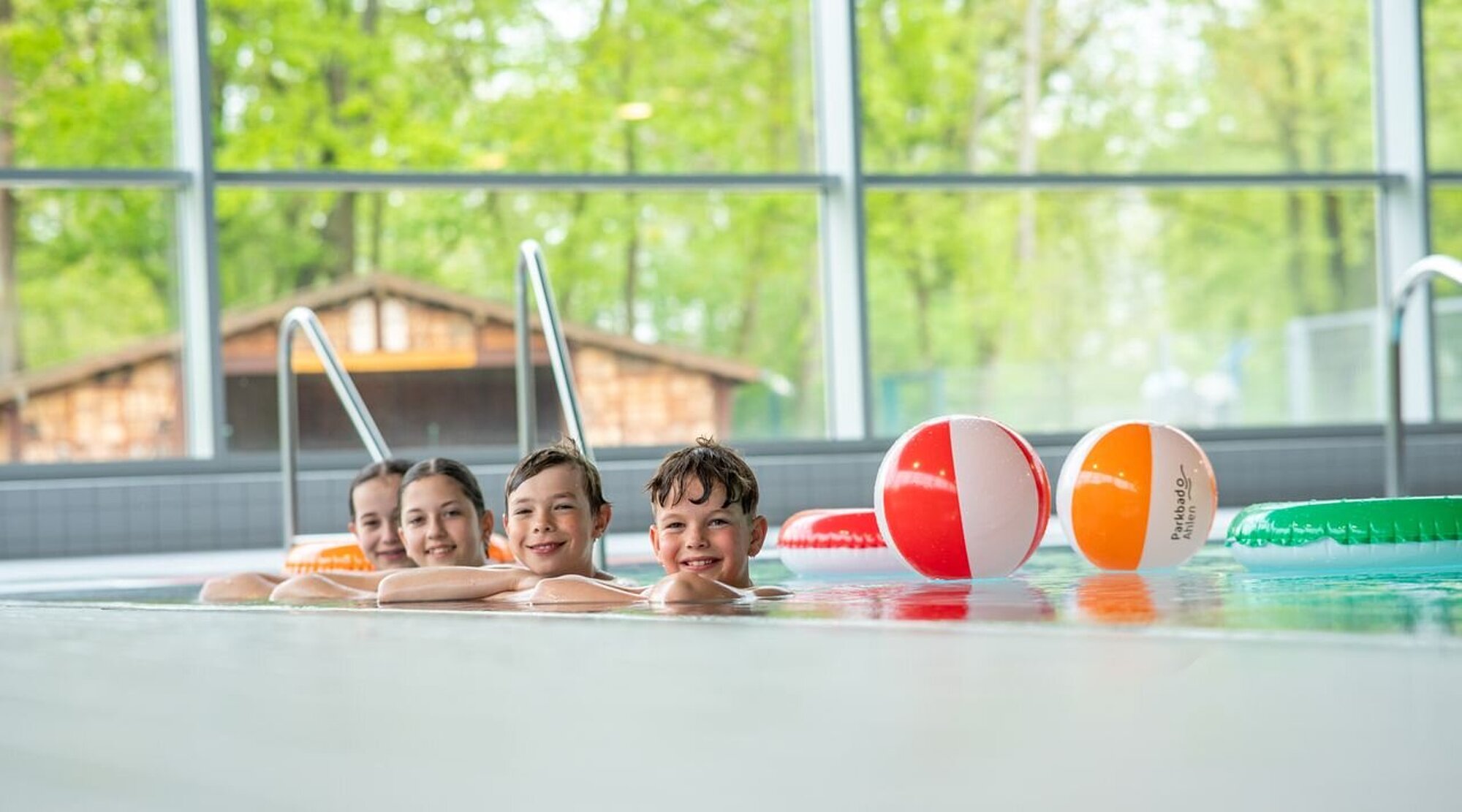 Foto: Kinder, die über den Beckenrand schauen