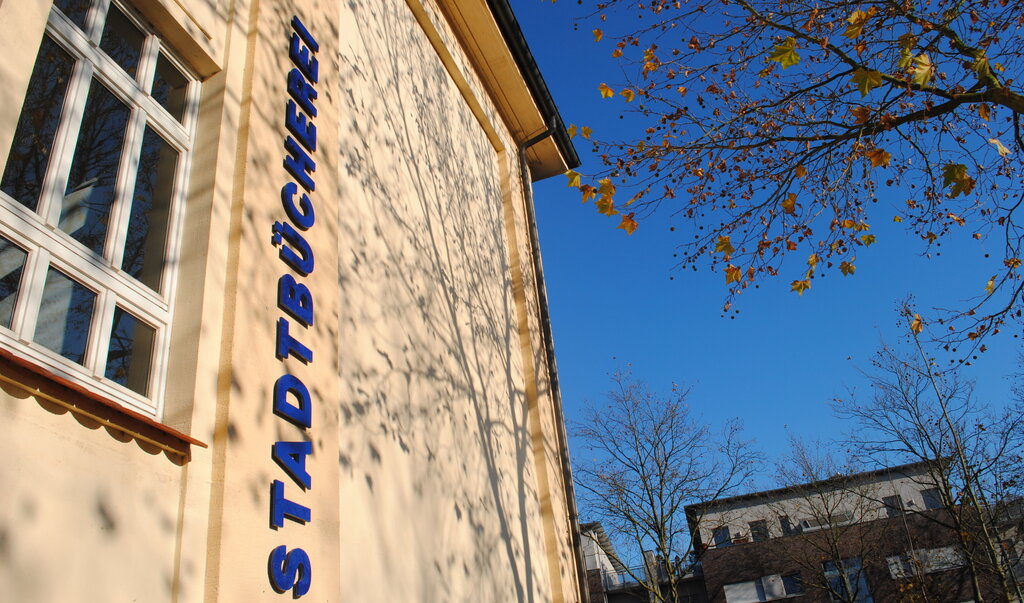 Foto: Außenansicht Stadtbücherei mit Schriftzug "Stadtbücherei"