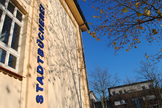 Foto: Außenansicht Stadtbücherei mit Schriftzug "Stadtbücherei"