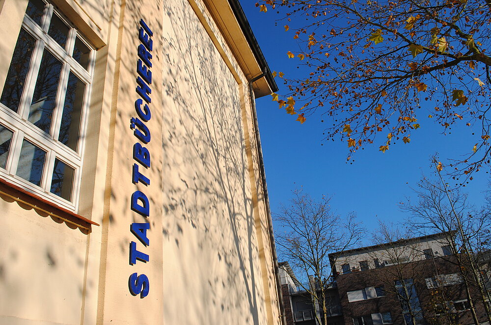 Foto: Außenansicht Stadtbücherei mit Schriftzug "Stadtbücherei"