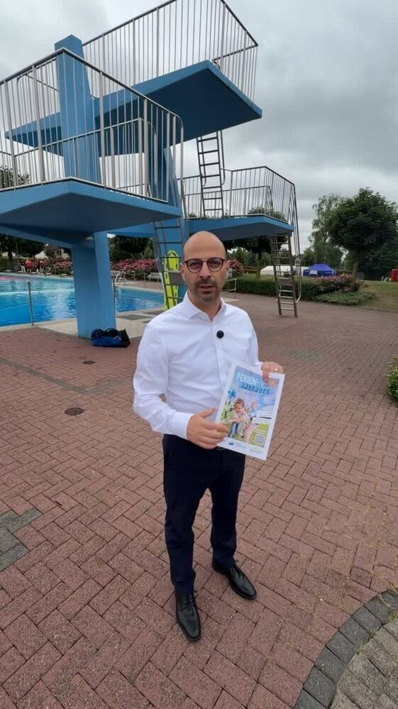 Bürgermeister Matthias Harman wünscht allen Kindern und Jugendlichen schöne Sommerferien. In den kommenden Wochen gibt es in Ahlen viel zu erleben – nicht nur im Freibad.