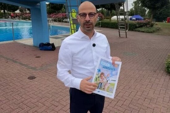 Bürgermeister Matthias Harman wünscht allen Kindern und Jugendlichen schöne Sommerferien. In den kommenden Wochen gibt es in Ahlen viel zu erleben – nicht nur im Freibad.