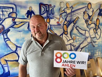 Sascha Albrecht (49), geboren in Ahlen, ledig, zwei Kinder, Kraftfahrer bei der Raiffeisen Beckum und Wirt vom Clubheim Vorwärts Ahlen; Hobbys: Fußball, Mitglied bei Vorwärts Ahlen und der ASG; Interesse am Karneval und Schützenwesen.