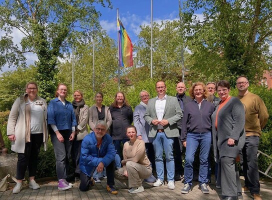 Foto: Gruppenbild mit Flagge