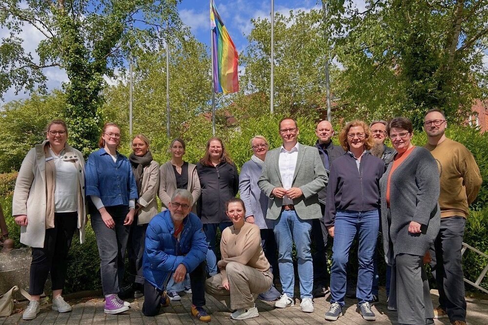 Zeichen für Vielfalt und Respekt am Rathaus