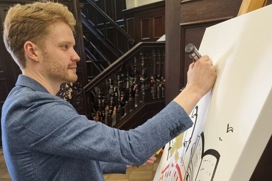 Foto: Lukas Pütz vor einer Leinwand