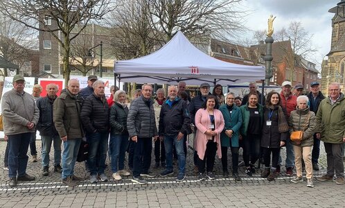 Foto: Menschengruppe vor einem Stand am Mariengarten