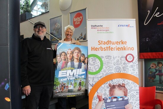Sie freuen sich, den Kindern auch in diesem Jahr wieder ein abwechslungsreiches Ferienprogramm bieten zu können: Claudia Päckert von den Stadtwerken und Kino-Betreiber Martin Temme.