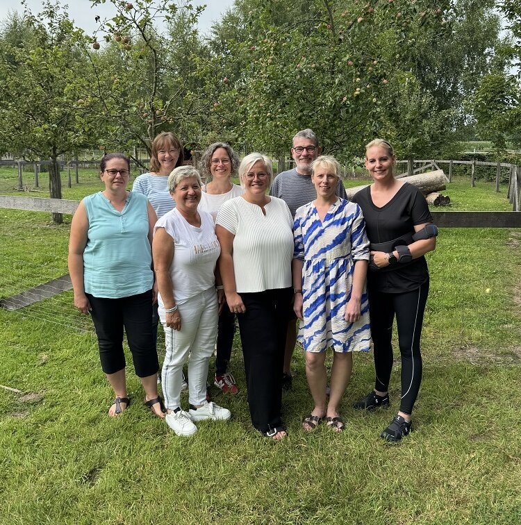 Foto: Gruppenbild auf einer Wiese