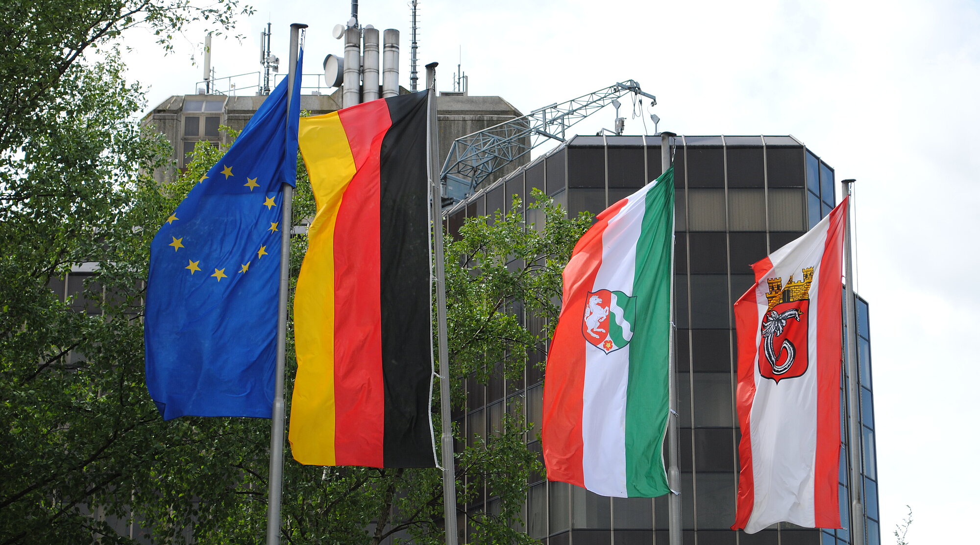 Foto: 4 Flaggen vor dem Ahlener Rathaus