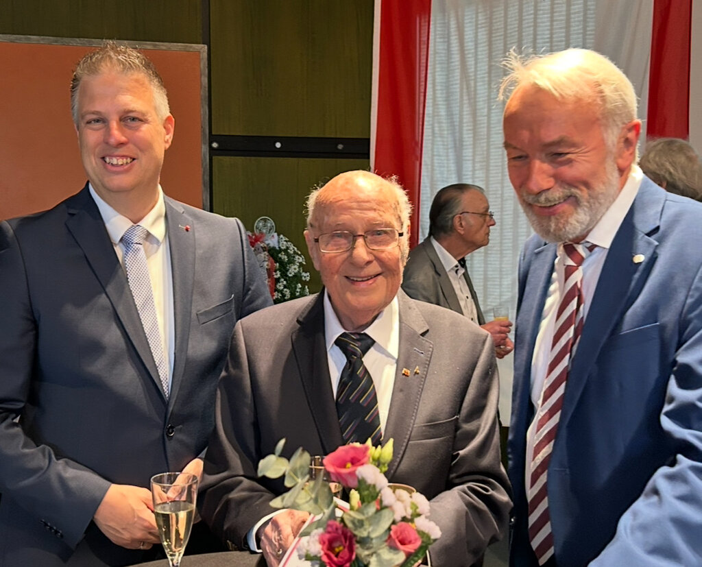 Foto: Bernhard Daldrup (r.) folgte Jaunich als Abgeordneter des heimischen Wahlkreises im Bundestag. Links Kreisvorsitzender Dennis Kocker.