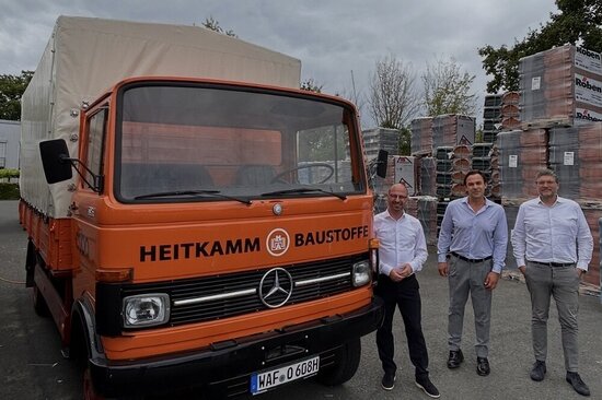 Ein modernes Unternehmen, das seine Wurzeln auch im Fuhrpark bewahrt, ist Heitkamm Dachbaustoffe im Vatheuershof. Davon überzeugten sich bei einem Besuch (v.l.) Matthias Harman, Gastgeber Gordon Heitkamm und Matthias Panick.
