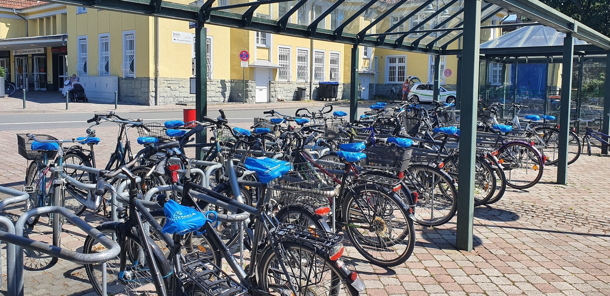 Foto: Fahrräder an dem Unterstand vor dem Ahlener Bahnhof