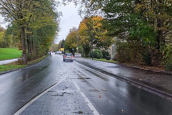 Um die Sanierungsmaßnahmen durchführen zu können, wird die Straße "Im Hövenerort" als Wanderbaustelle mit Ampelregelung halbseitig gesperrt.