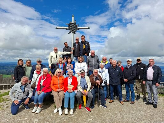 Foto: Gruppenbild an einem Gipfelkreuz