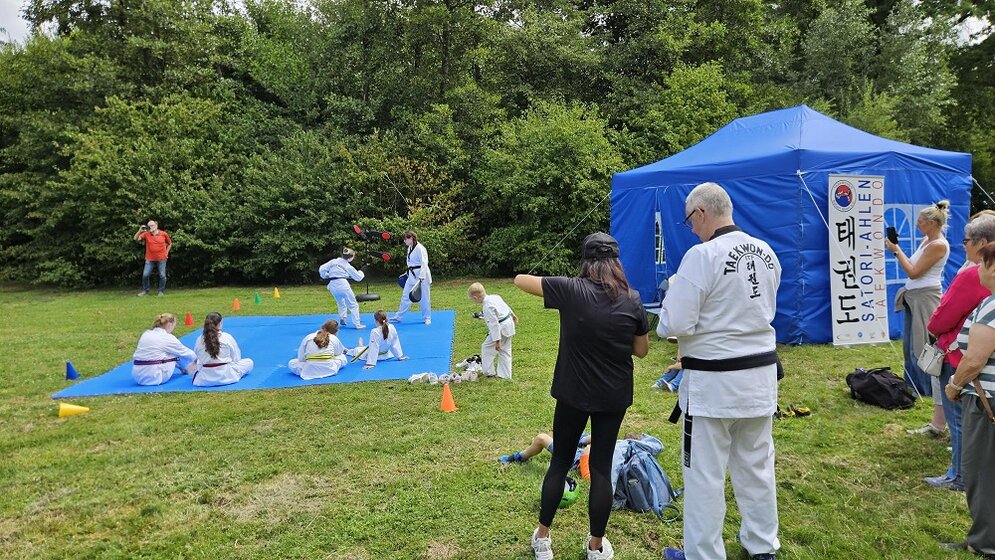 Foto: Zelt von Satori Ahlen mit einer Matte und Sportlern