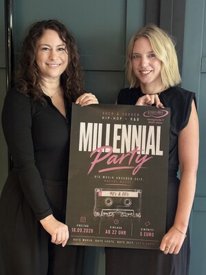 Foto: Zwei Frauen, die ein Plakat halten