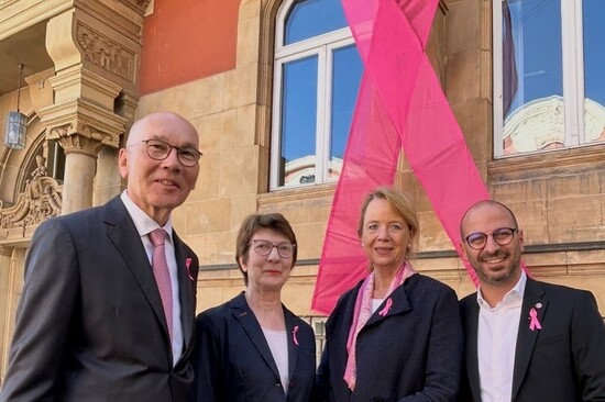 „Pink Ribbon“ am Alten Rathaus