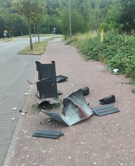 Foto: Bürgersteig mit gesprechter Mülltonne