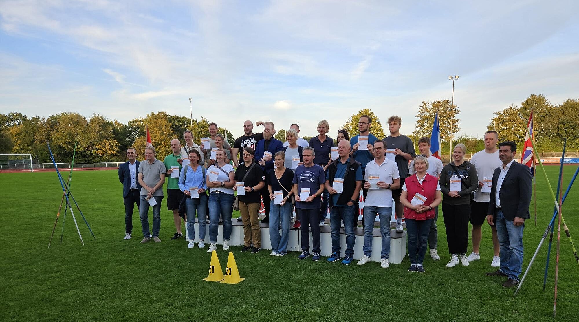 Foto: Gruppenbild mit Erwachsenen und ihren Sportabzeichen