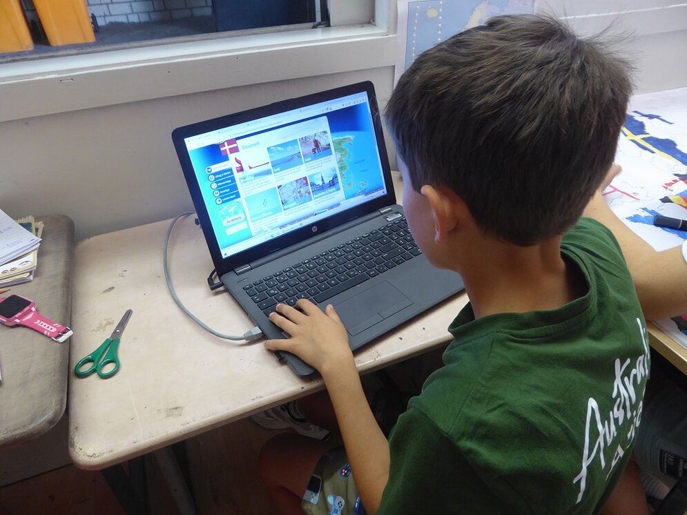 Foto: Junge vor einem Laptop