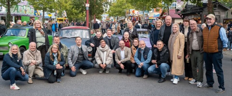 Foto: Gruppenbild vor alten Trabis
