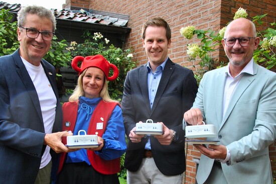 (v.l.) Carlo Pinnschmidt, Sandra Kreutz, Michael Krüger und Josef Ostermann mit dem „Pöttken 2026“