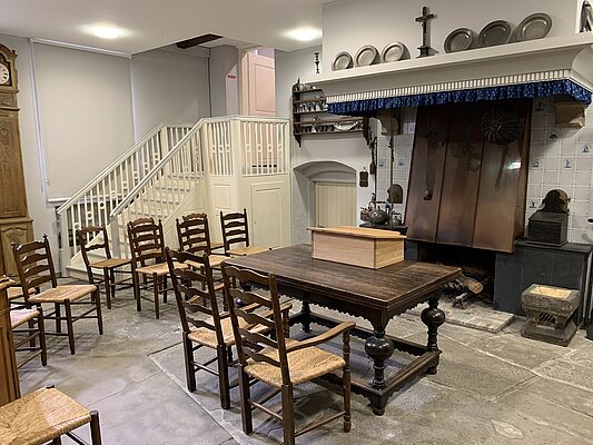 Foto: Tisch für Trauungen mit Stuhlreihen im Heimatmuseum