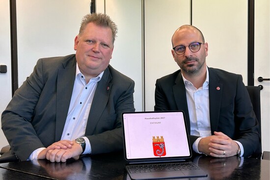 Kämmerer Dirk Schlebes (l.) und Bürgermeister Matthias Harman stellten den Planentwurf vor.