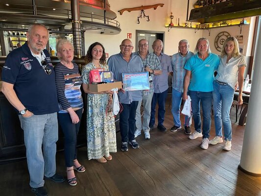 Foto: Gruppenbild mit Geschenken