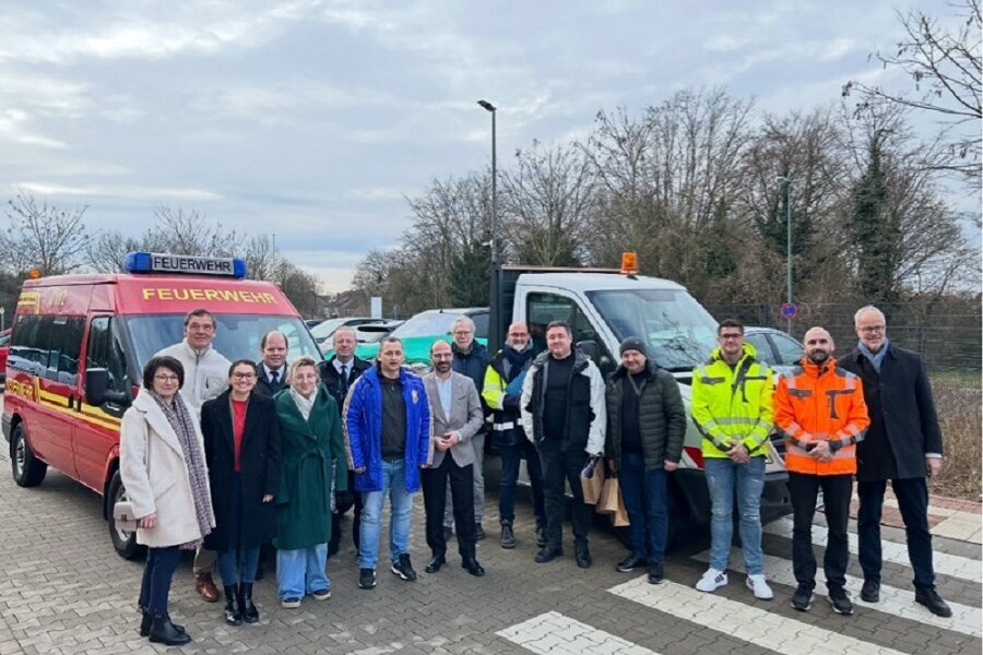Fahrzeuge und Stromgeneratoren auf dem Weg nach Khotyn