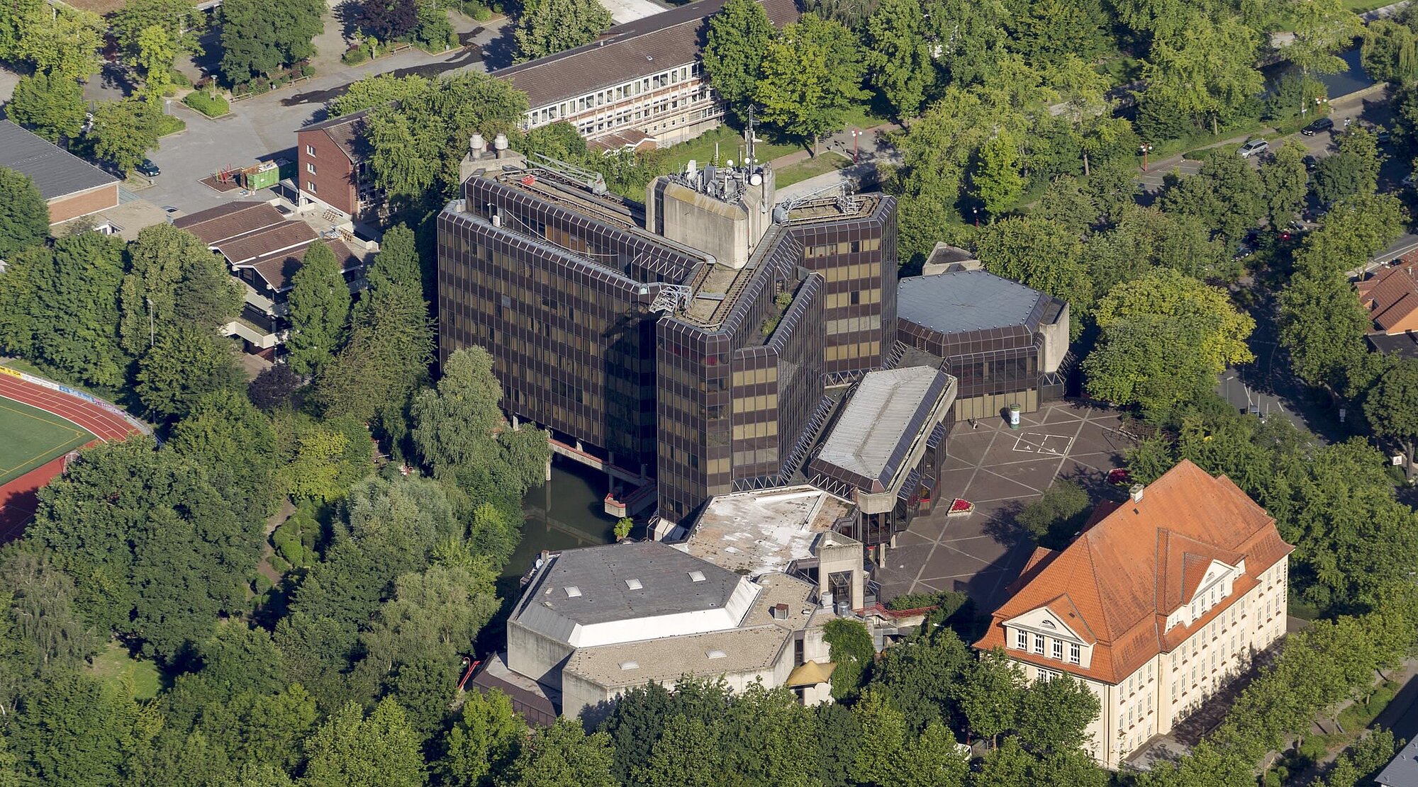 Foto: Luftbild Rathaus, Stadthalle und Stadtbücherei