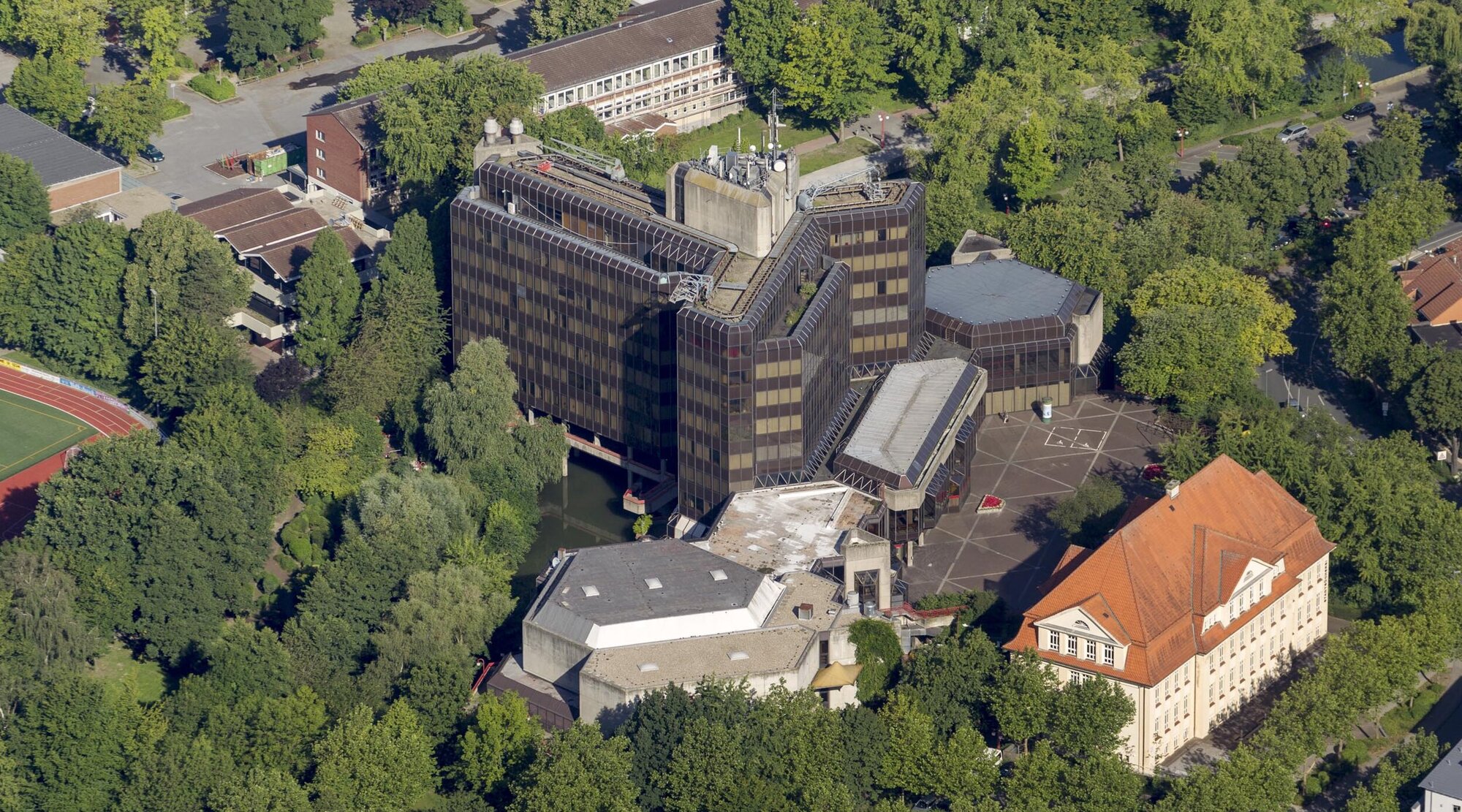 Foto: Luftbild Rathaus, Stadthalle und Stadtbücherei
