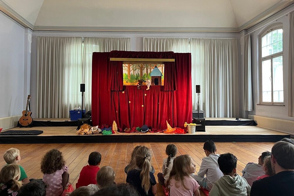 Kleine Bühne, große Augen – Märchenbühne begeistert „Kulturknirpse“