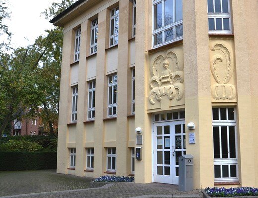 Foto: Stadtbücherei - Frontansicht mit Haupteingang