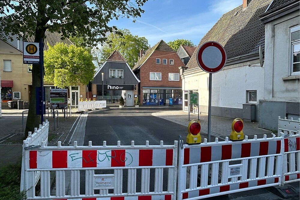 Grüne Fahrbahnmarkierung schließt Sanierung der Begegnungszone Weststraße ab 