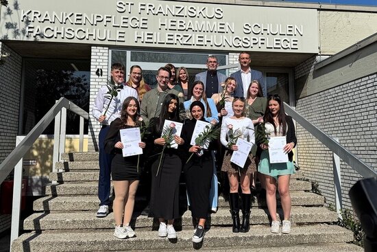 Foto: Gruppe auf der Eingangstreppe vom Franziskus Campus