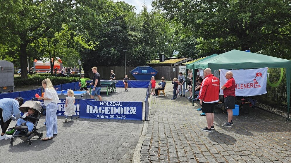 Foto: Tischtennisplatten mit Kindern