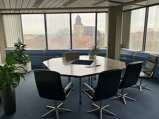 Foto: Tisch für Trauungen im Trauzimmer im Rathaus mit Blick auf die Bartholomäuskirche