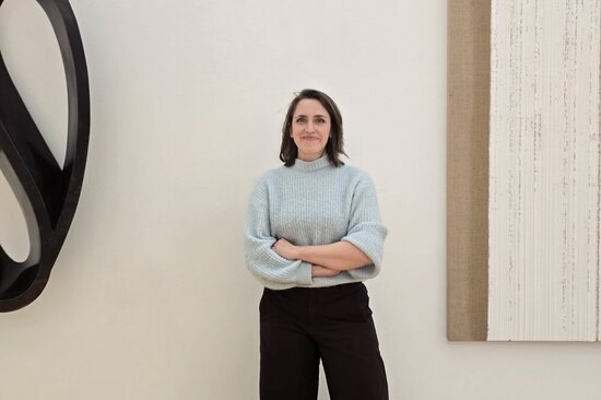 Foto: Franziska Straubinger vor Kunstobjekten