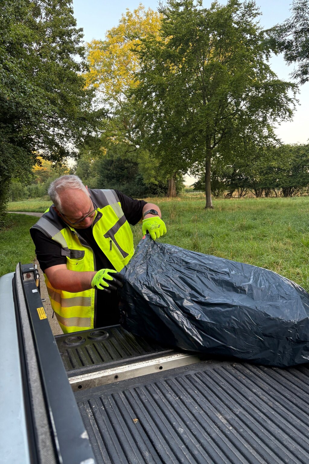 Martin Gries von den AUB durchsucht den gefundenen wilden Müll