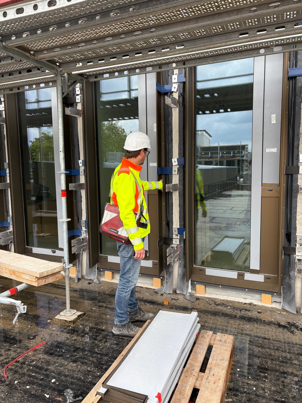 Foto: Jan Hintemann vor der Fensterfassade des neuen Stadthauses