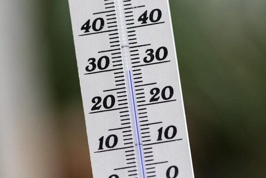 Foto: Thermostat mit der Anzeige 30 Grad