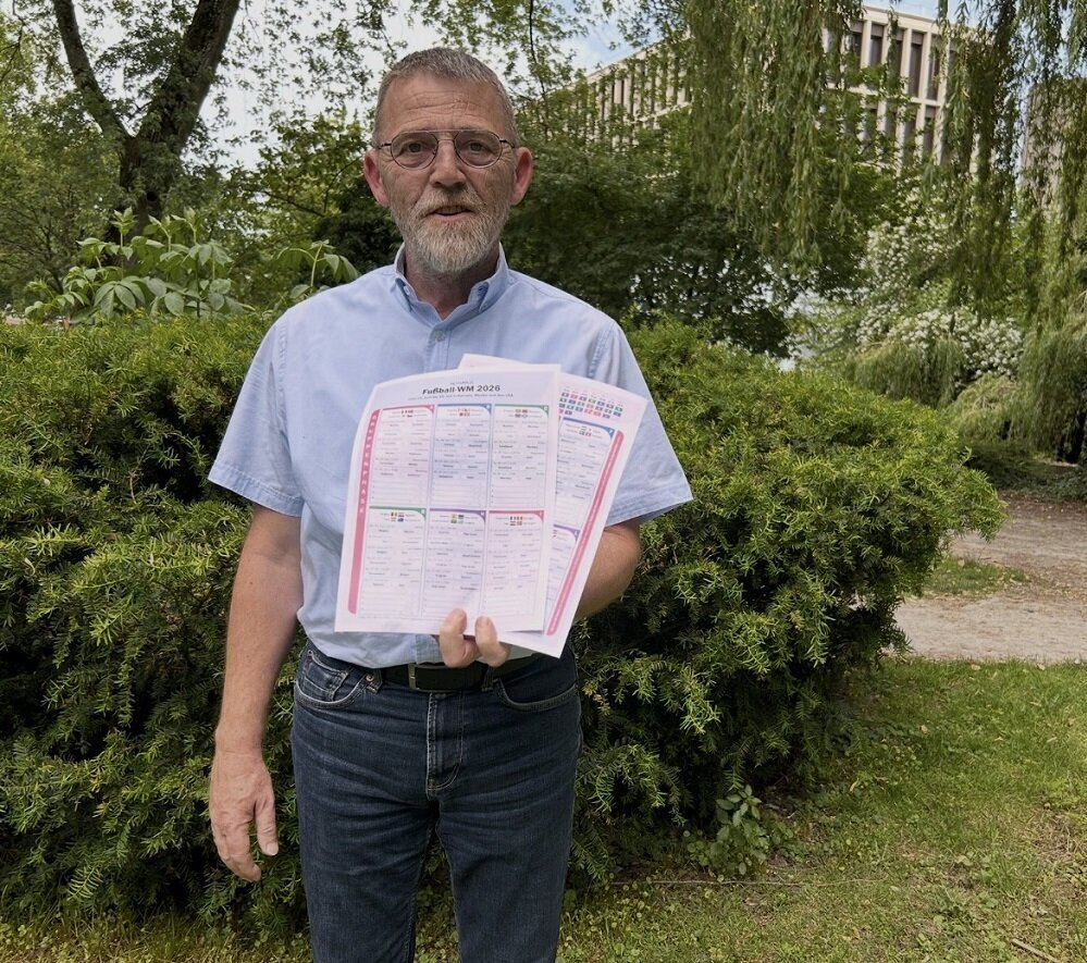 Schon im Fußball-WM-Fieber ist Michael Göttfert vom Ahlener Ordnungsamt. Für Veranstalter von „Public Viewings“ hat er wichtige Hinweise.