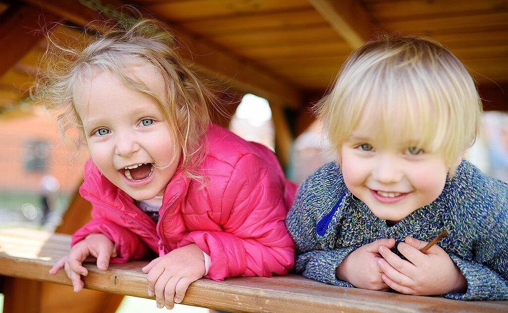 Das Bild zeigt zwei lachende Kinder