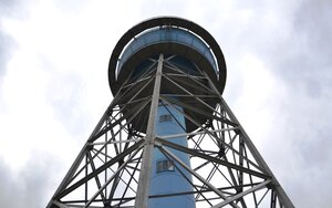 Foto: Blauer Wasserturm mit Blick von unten